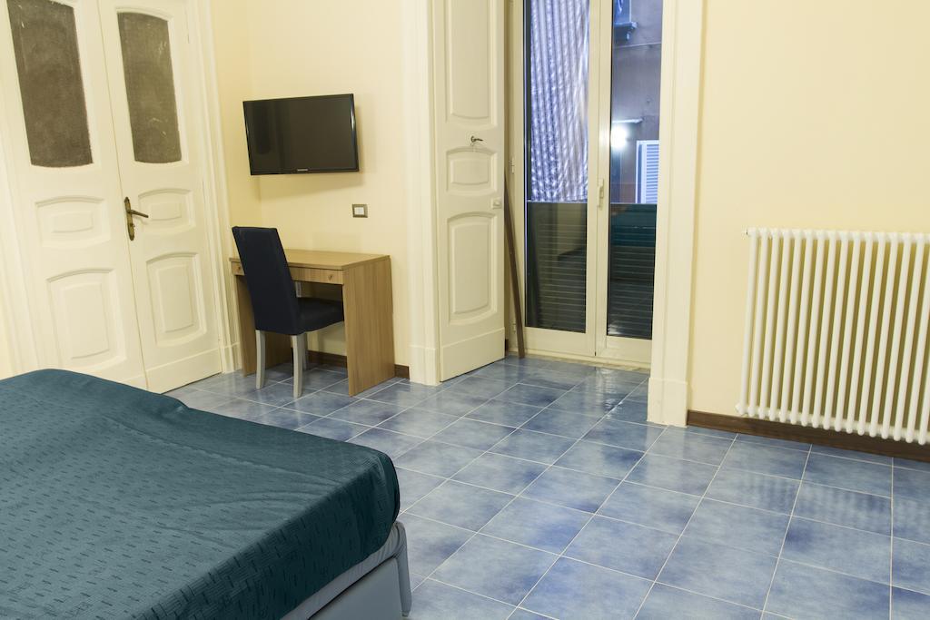 Duomo 89 Bed & Breakfast Наполи Стая снимка